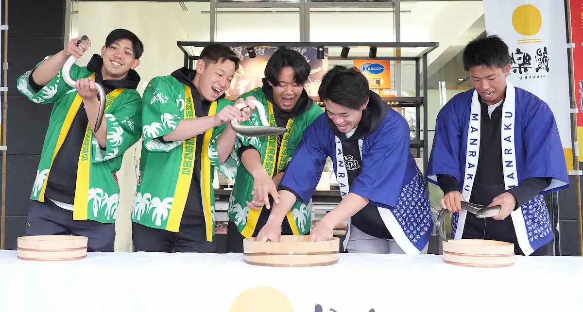 【画像・写真】ソフトバンク　ドラ2稲川竜汰「脱帽です」ルーキーが、うなぎのつかみ取りに挑戦