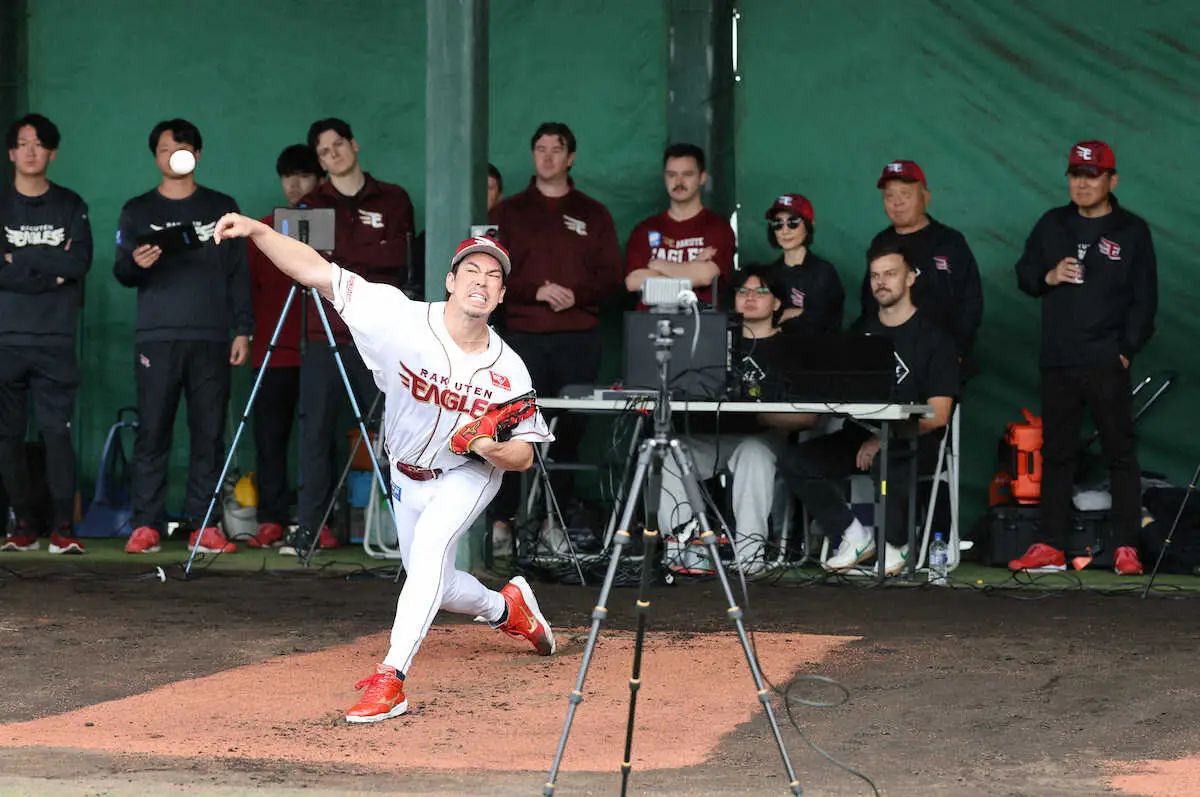 【画像・写真】楽天・前田健太　3度目のブルペン入りで148キロを計測　三木谷浩史オーナーも視察
