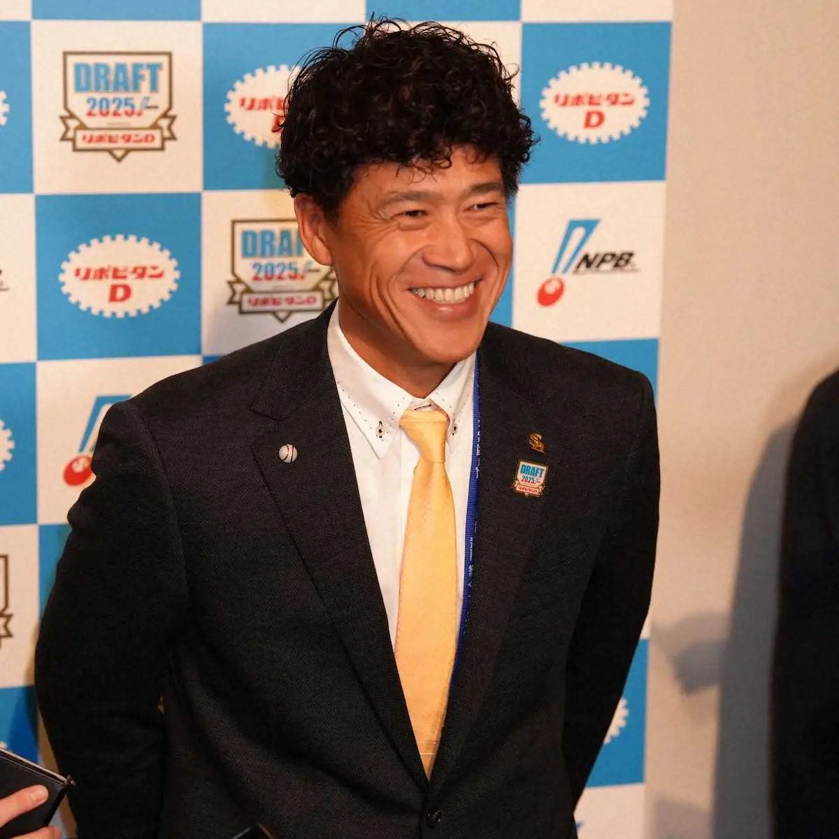 【画像・写真】ソフトB城島健司CBOが巨人キャンプ訪問　阿部慎之助監督と笑顔で会話「にらみ合ってどうするの！」