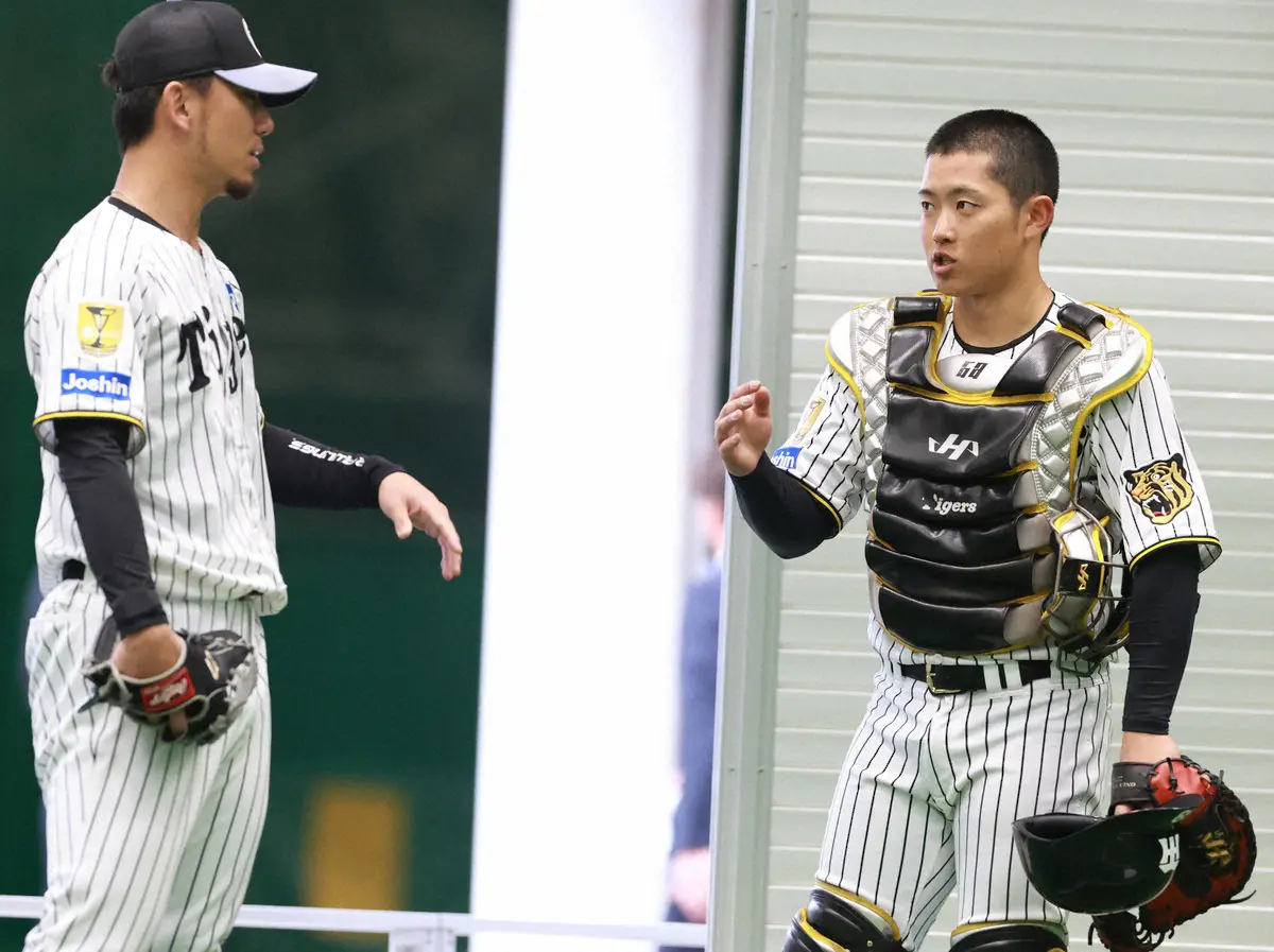 【画像・写真】球を受けた伊藤将と話し合う中川（右）（撮影・中辻　颯太）