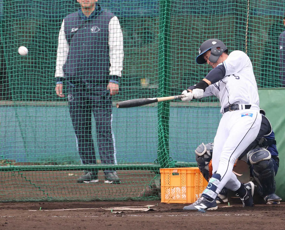 【画像・写真】西武・外崎　今キャンプ初のランチ特打で柵越え2本「今のところいい感じ。精度を上げていきたい」