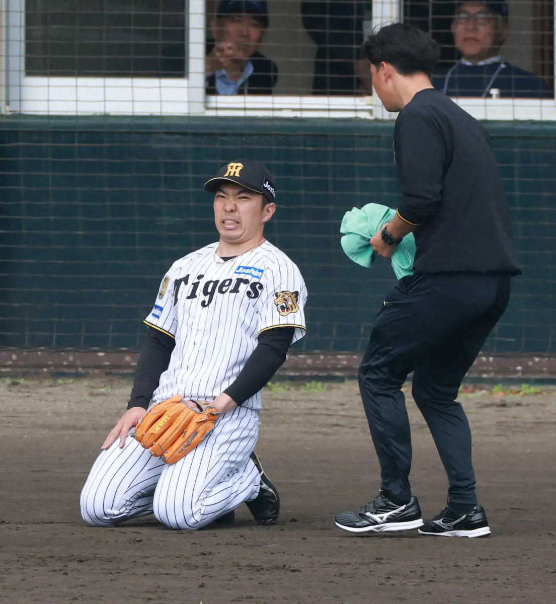 【画像・写真】阪神・石井大智にアクシデントで緊急降板　左ふくらはぎに包帯を巻き、車いす姿