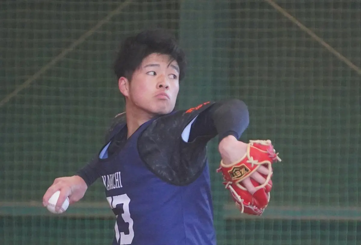 【画像・写真】オリックス高卒3年目右腕・河内康介にアクシデント　守備練習中に右膝痛め練習切り上げ