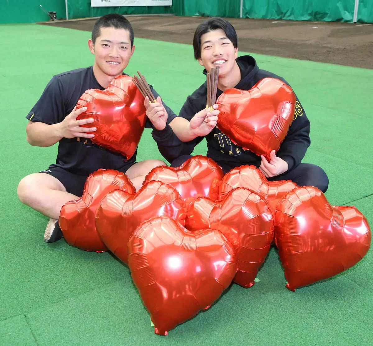 【画像・写真】阪神・百崎蒼生と中川勇斗　バレンタインのエピソード披露 　報道陣からのチョコに「これでいいやん！」