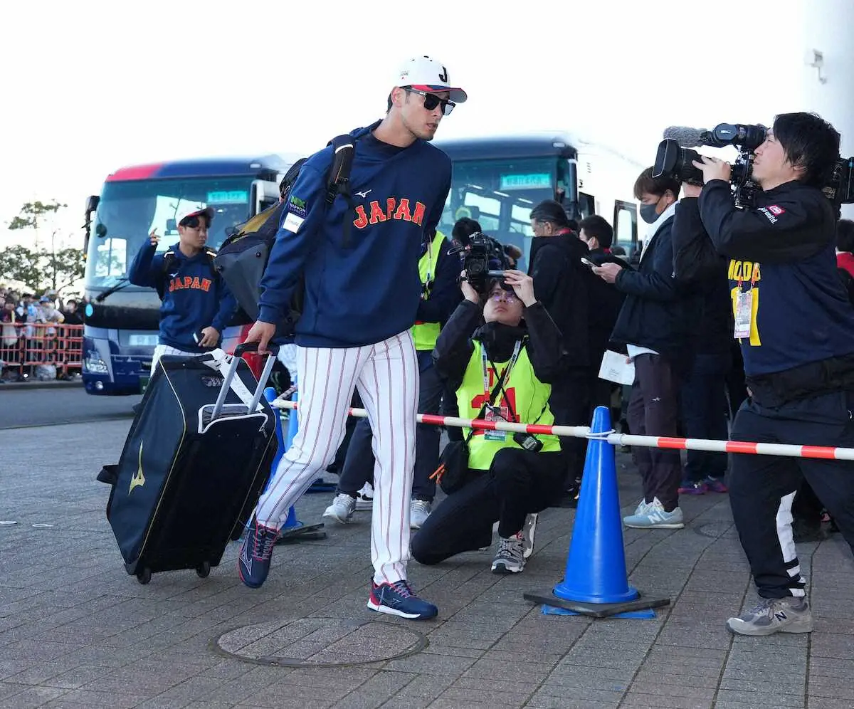 【画像・写真】【侍ジャパン】宮崎事前合宿スタート　主軸候補に「てる～」の大歓声　ダルも選手バスで球場入り