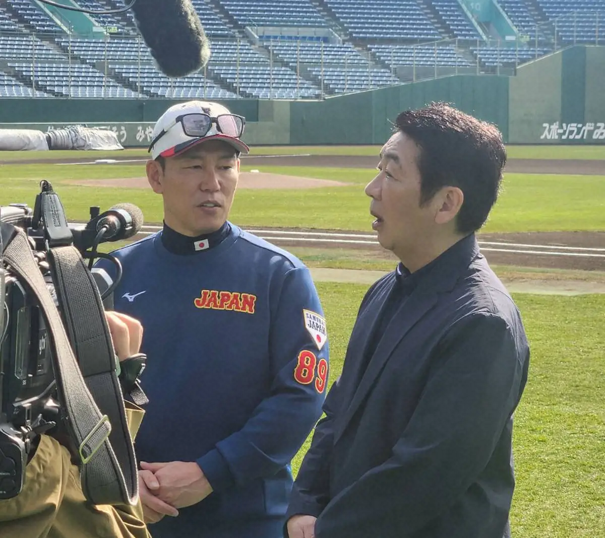 【画像・写真】【侍ジャパン】井端弘和監督が「ミヤネ屋」宮根誠司からインタビューを受ける