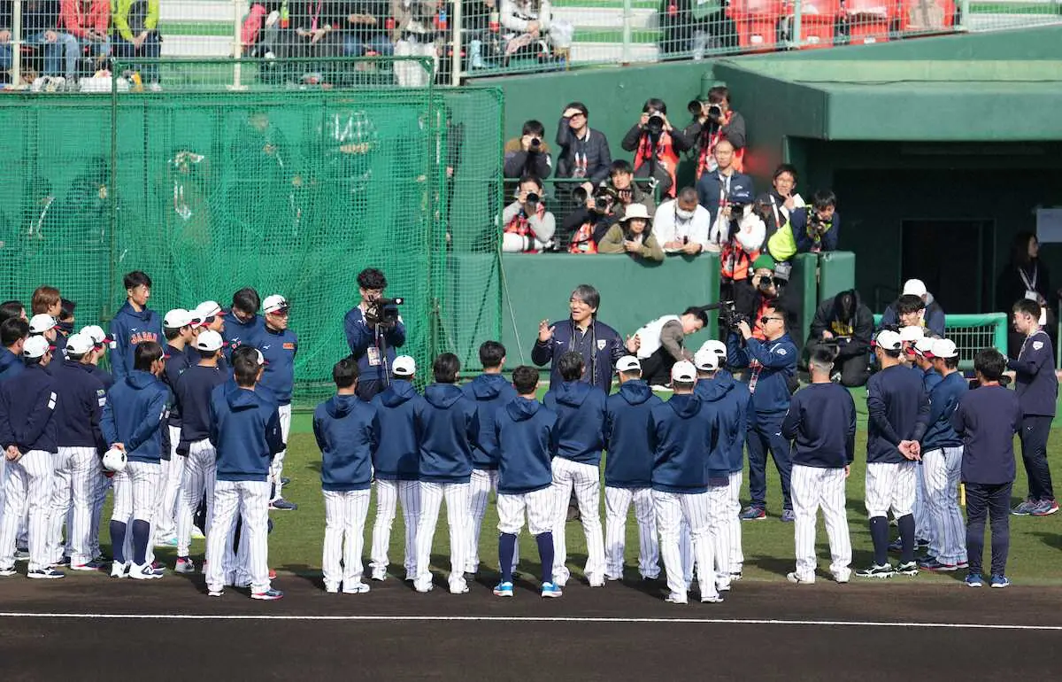 【画像・写真】【侍ジャパン】宮崎事前合宿　松井秀喜氏がグラウンドで侍戦士を激励　ダルビッシュとは笑顔で握手