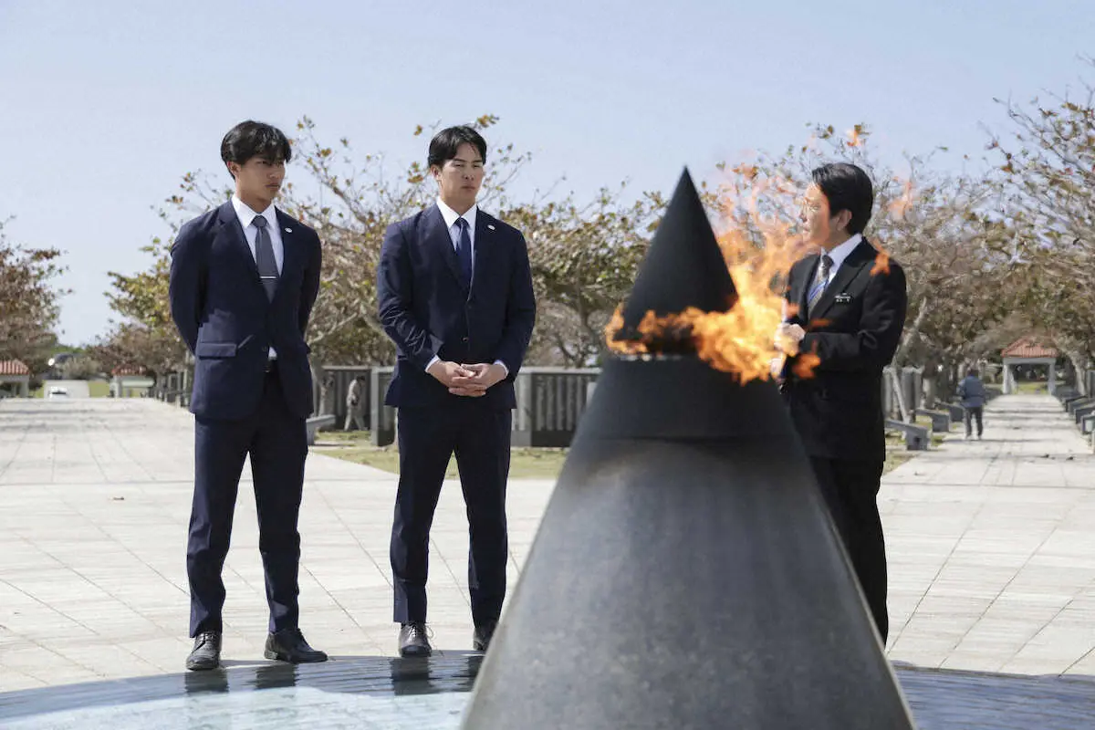 【画像・写真】巨人の沖縄出身ルーキー山城＆小浜が“凱旋”　国立沖縄戦没者墓苑で献花