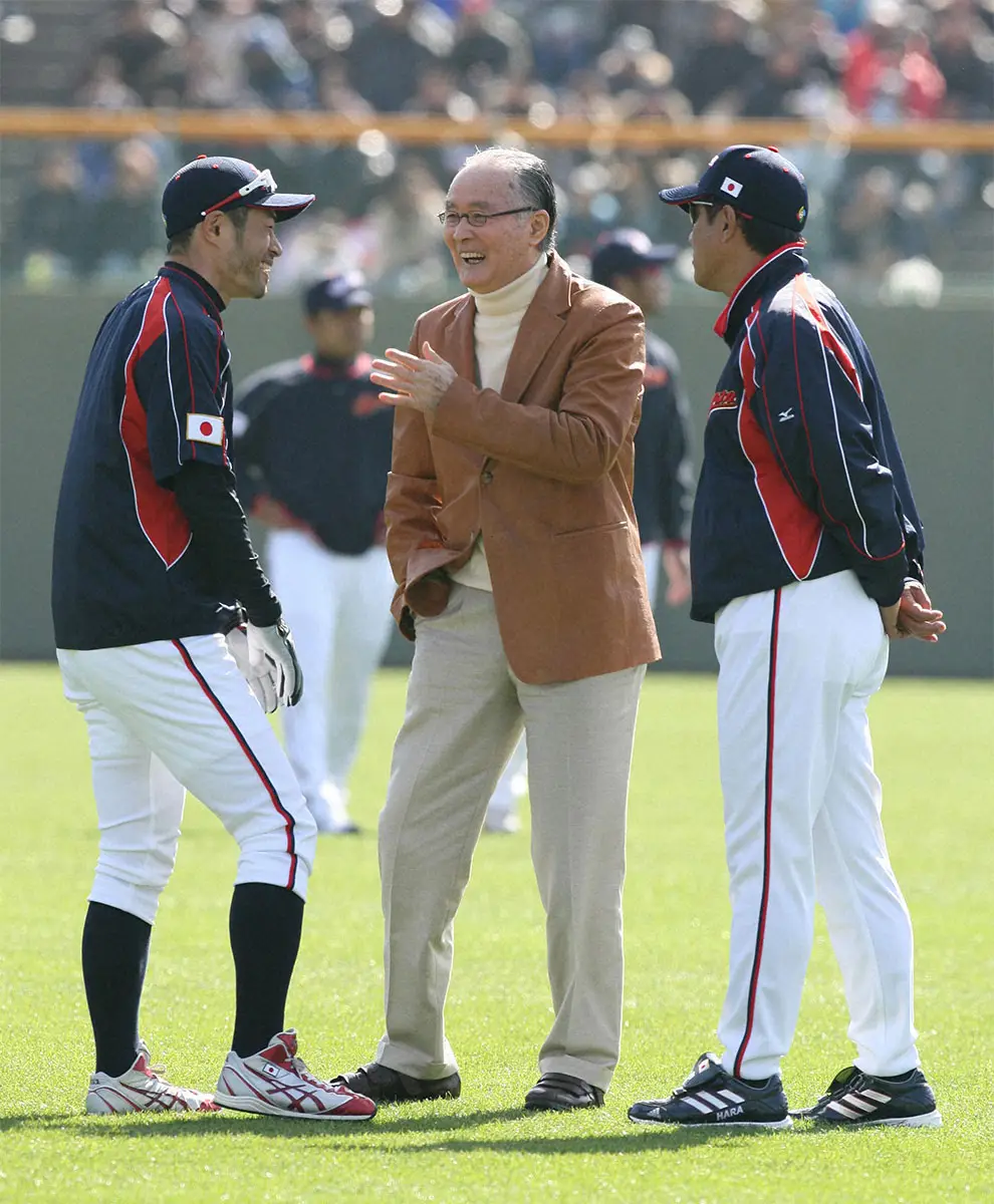 【画像・写真】【写真でたどるキャンプ＆長嶋さんの思い出】09年、宮崎で侍戦士に3分間の激励