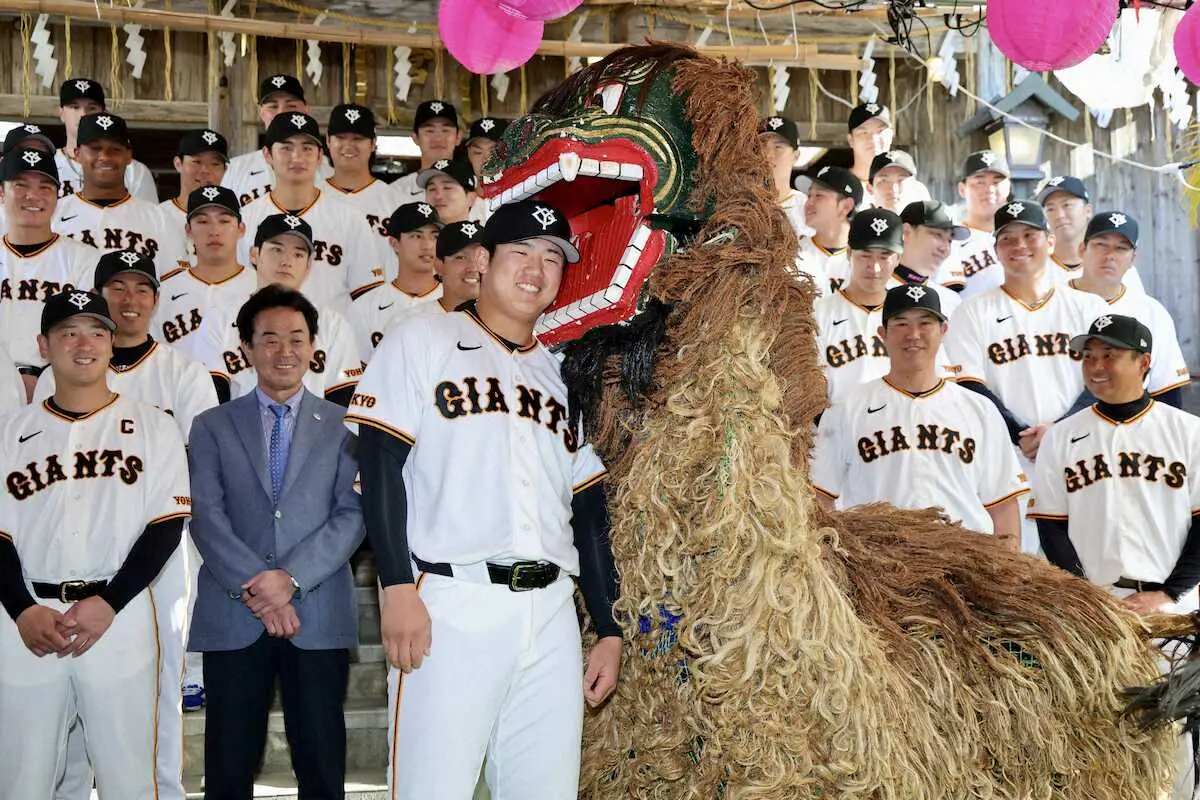 【画像・写真】巨人 沖縄那覇キャンプがスタート 沖宮で必勝祈願　石塚、知念、リチャードが獅子舞に頭をかまれて笑顔