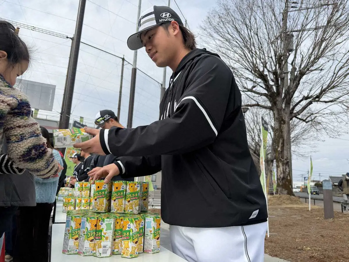 【画像・写真】ロッテ、キャンプ地・都城市でバレンタイン企画　ファンに「コアラのマーチ」をプレゼント