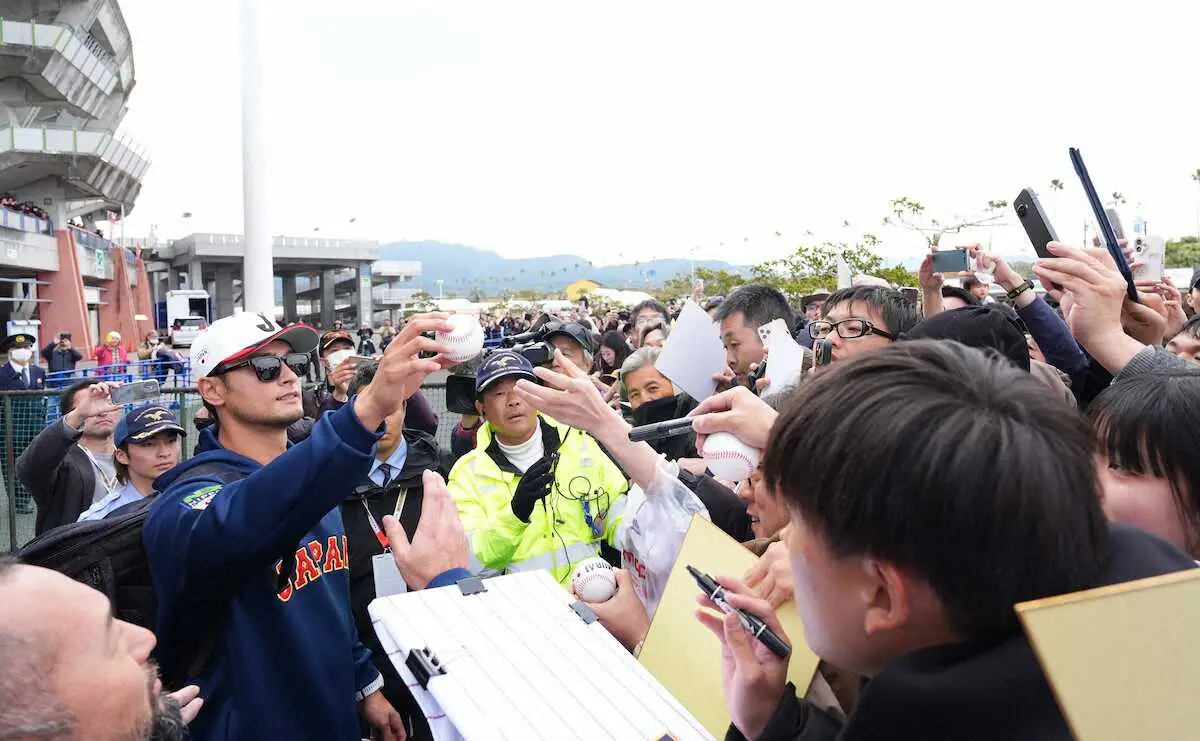 【画像・写真】【侍ジャパン】合宿初日から“ダルビッシュ塾”開講　精力的な動きを見せる