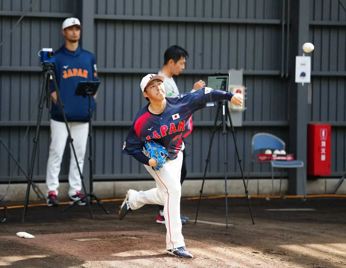 【画像・写真】【侍ジャパン】隅田知一郎　2日連続コーチのユニホームで練習参加　ダルの見守る前で投球練習