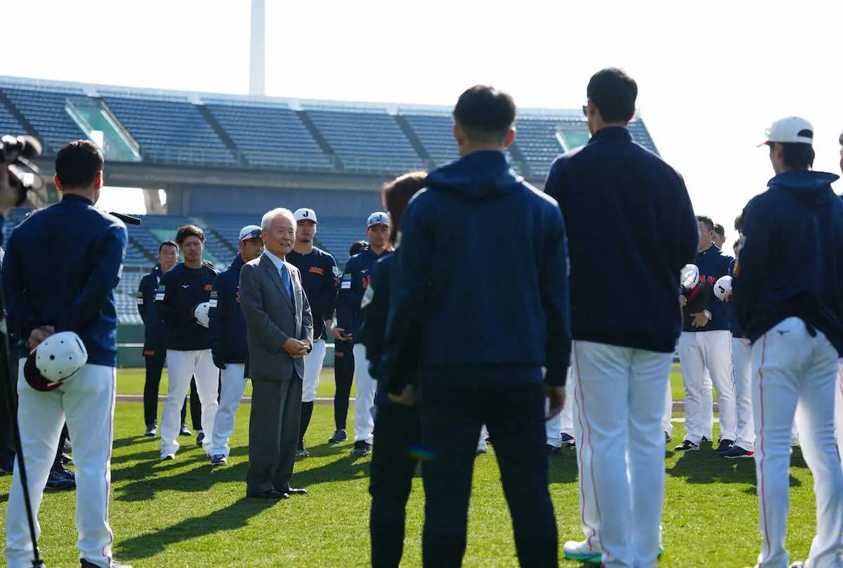 【画像・写真】【侍ジャパン】NPB榊原定征コミッショナーがナイン激励「今年の侍ジャパンは史上最強」連覇に自信