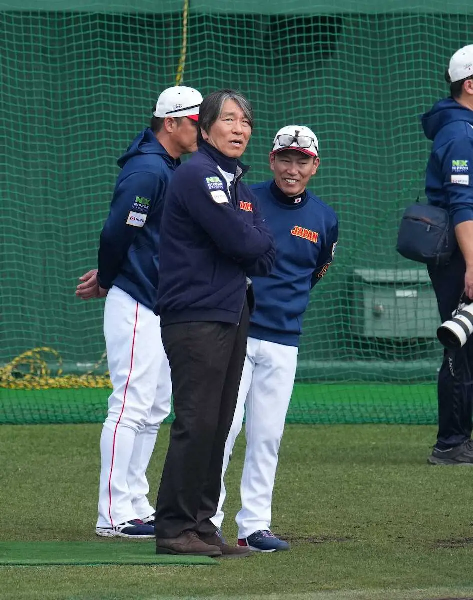 【画像・写真】【侍ジャパン】井端弘和監督と松井秀喜が約1時間の「青空会談」　打撃ケージ裏で笑顔も交えて