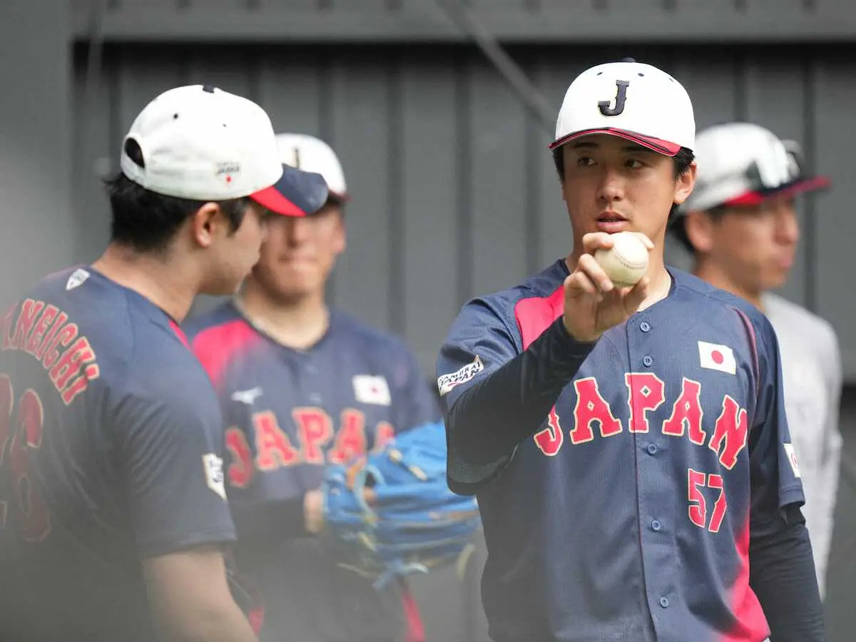【画像・写真】【侍ジャパン】井端弘和監督、ブルペンで熱視線　種市と宮城のボールを称賛「凄くいいなと」