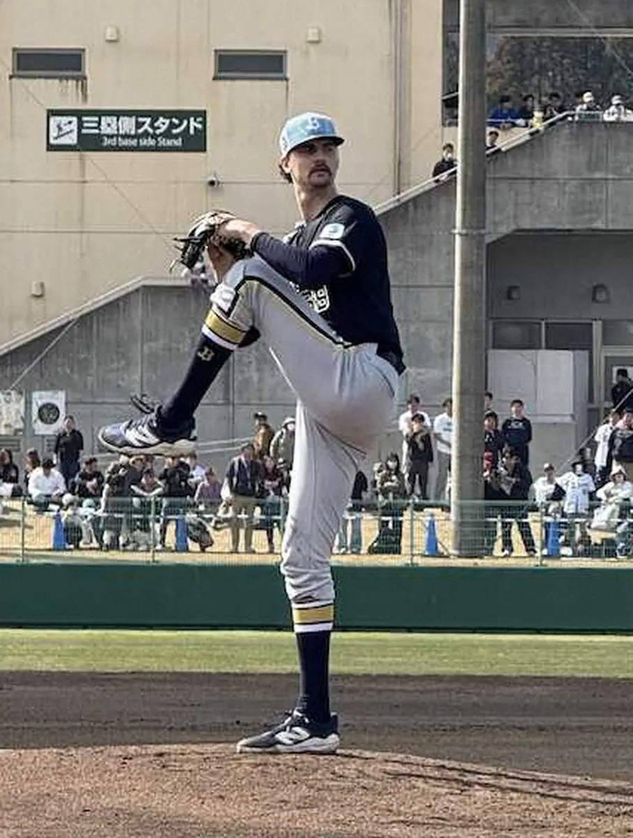 【画像・写真】オリックス　身長2メートル13の新助っ人・ジェリーに太田「マジで近く感じる」ライブBPで“圧投”