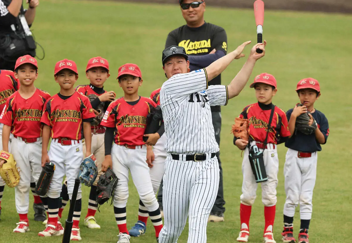 【画像・写真】阪神　野球教室で子供たちと交流　藤川監督は「体が大きくなった」と中川＆高寺の“チルドレン”成長に笑顔