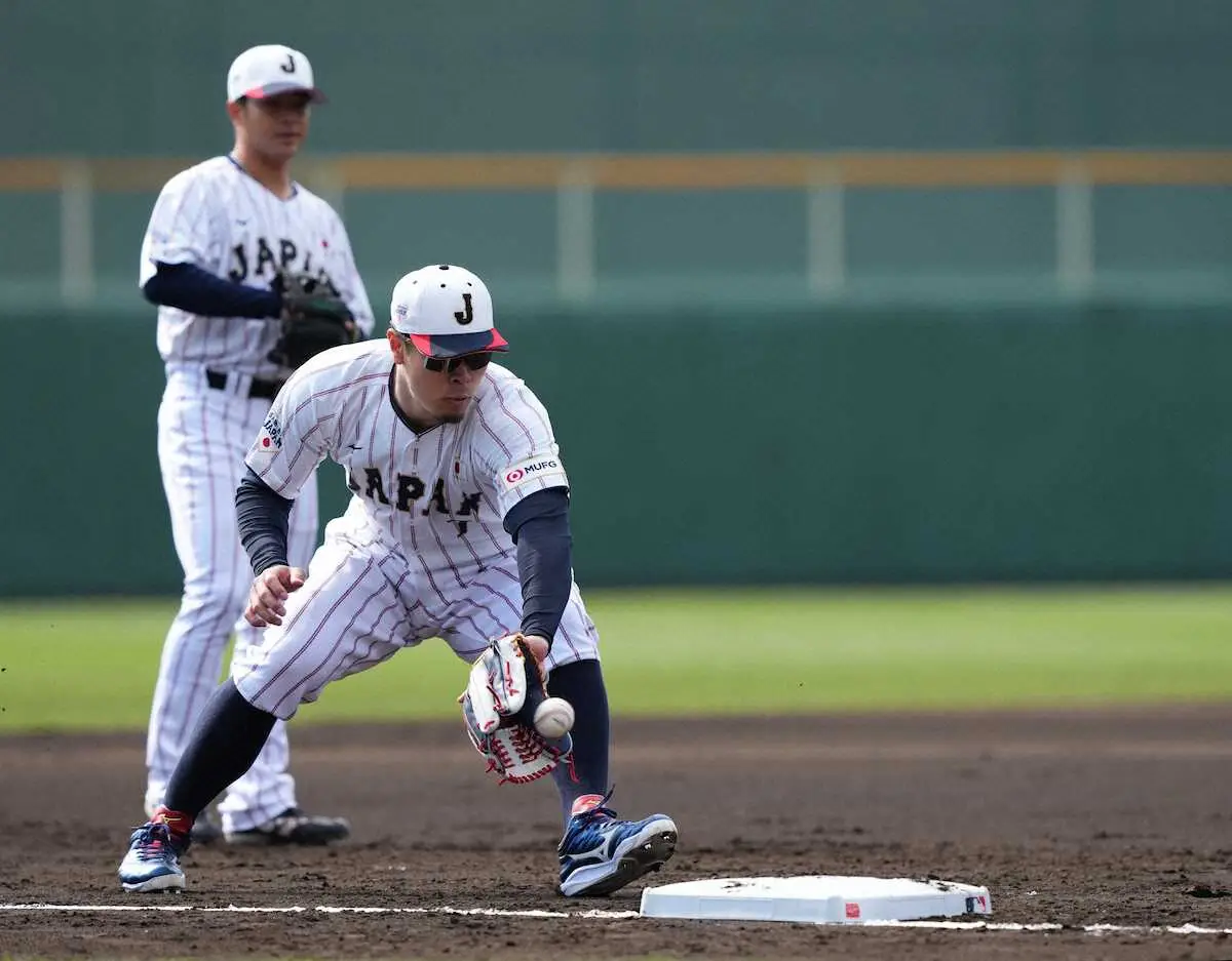 2月14日、三塁でノックを受ける佐藤輝明（撮影・沢田 明徳） - スポニチ Sponichi Annex 野球