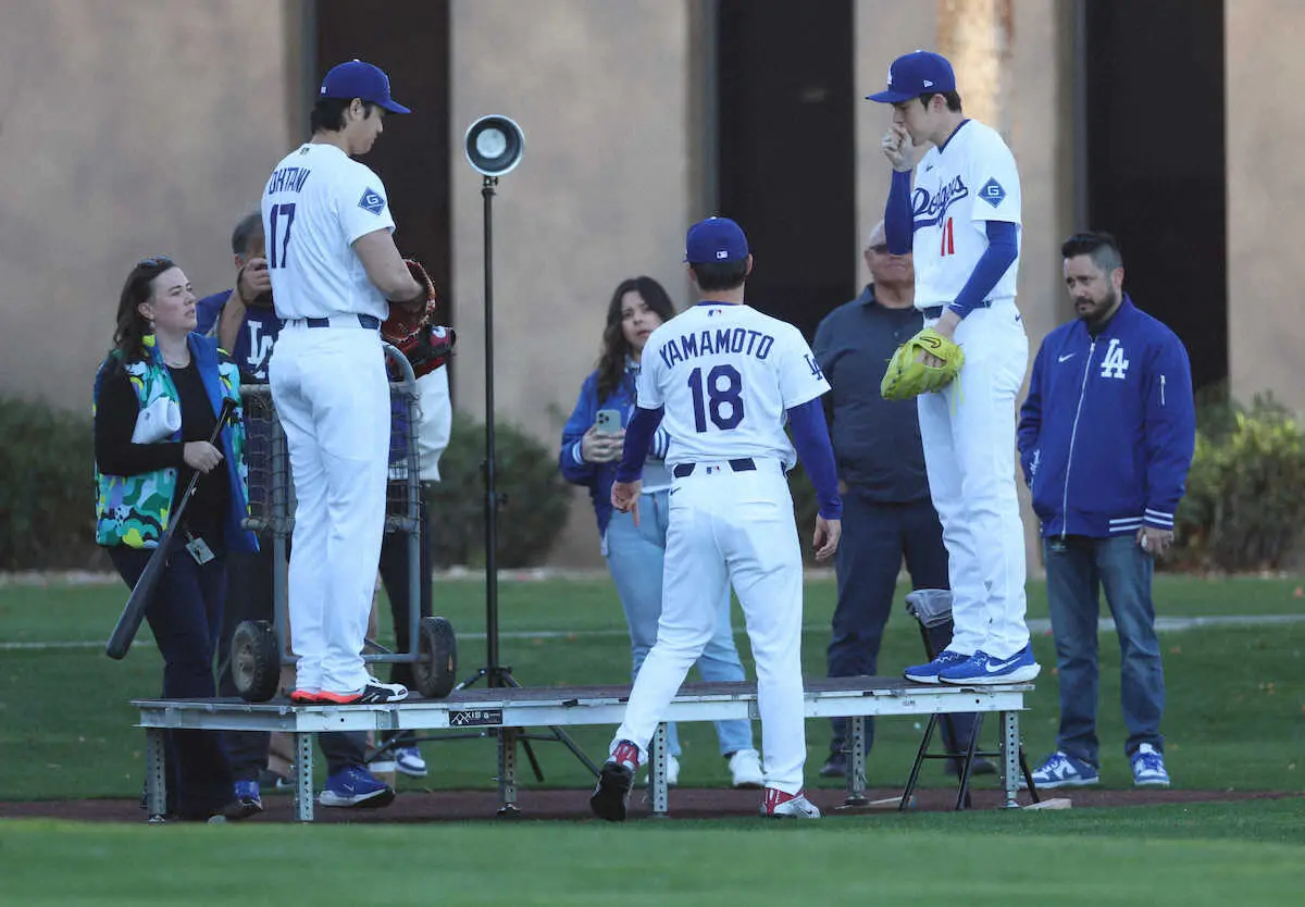 【画像・写真】＜ドジャースキャンプ＞フォトデーの撮影に臨む（左から）大谷、山本、佐々木（撮影・須田　麻祐子）