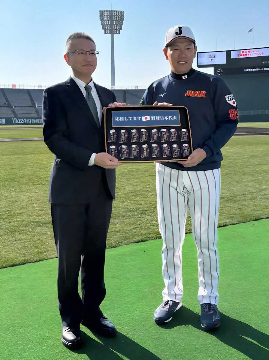 【画像・写真】【侍ジャパン】野球殿堂博物館から幸運の「野球守」贈呈　前回大会で世界一に輝いた縁起物