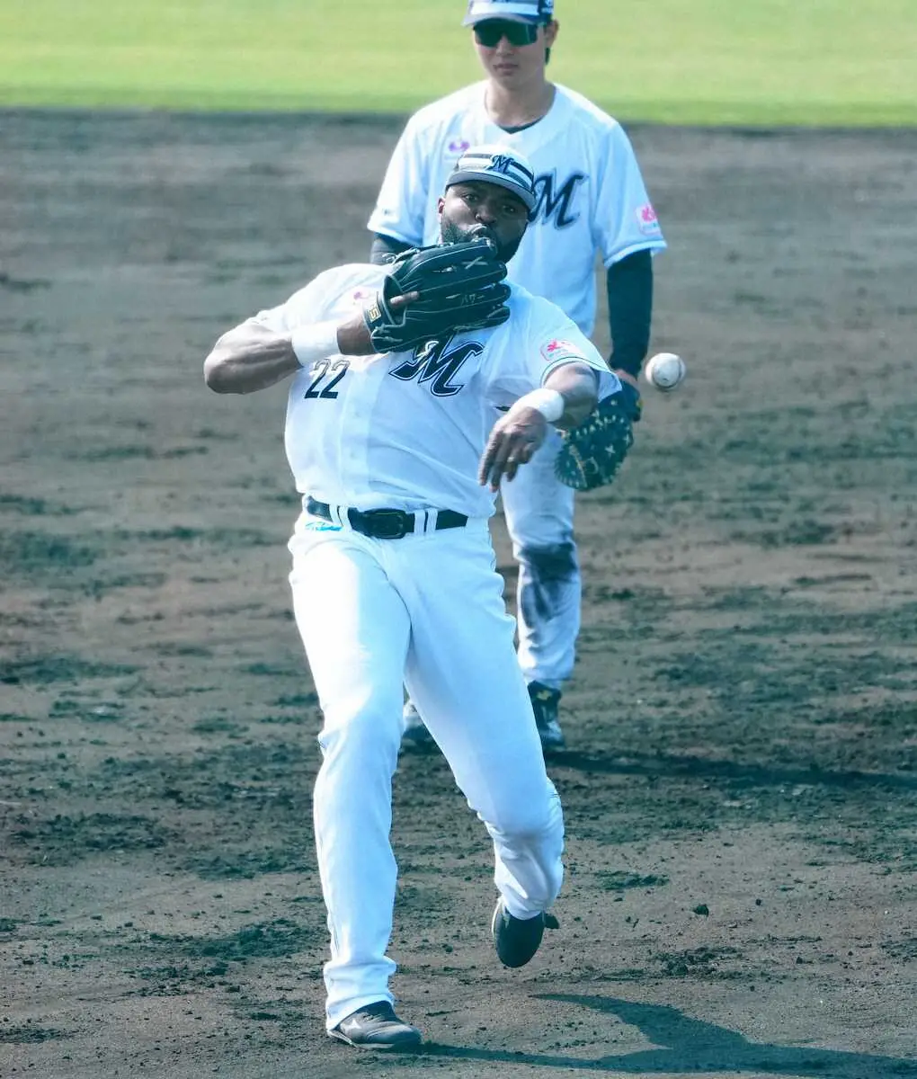 【画像・写真】ロッテ・サブロー監督「不測の事態に備えて」　ポジション入れ替えシートノック実施　