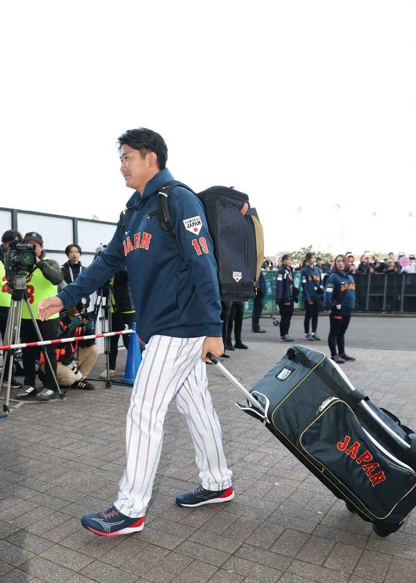 【画像・写真】【侍ジャパン】ロッキーズ・菅野智之が宮崎でチーム合流　大リーガーでは第1号　ダルビッシュと言葉交わす