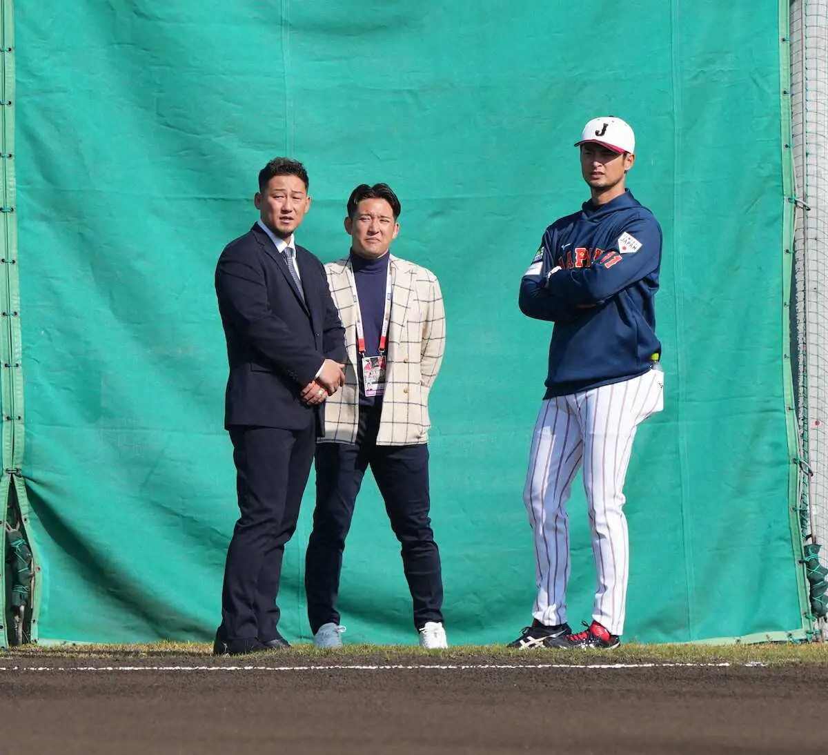 【画像・写真】【侍ジャパン】中田翔氏が宮崎事前合宿訪問　日本ハムの先輩・ダルビッシュ、後輩・杉谷氏と談笑も