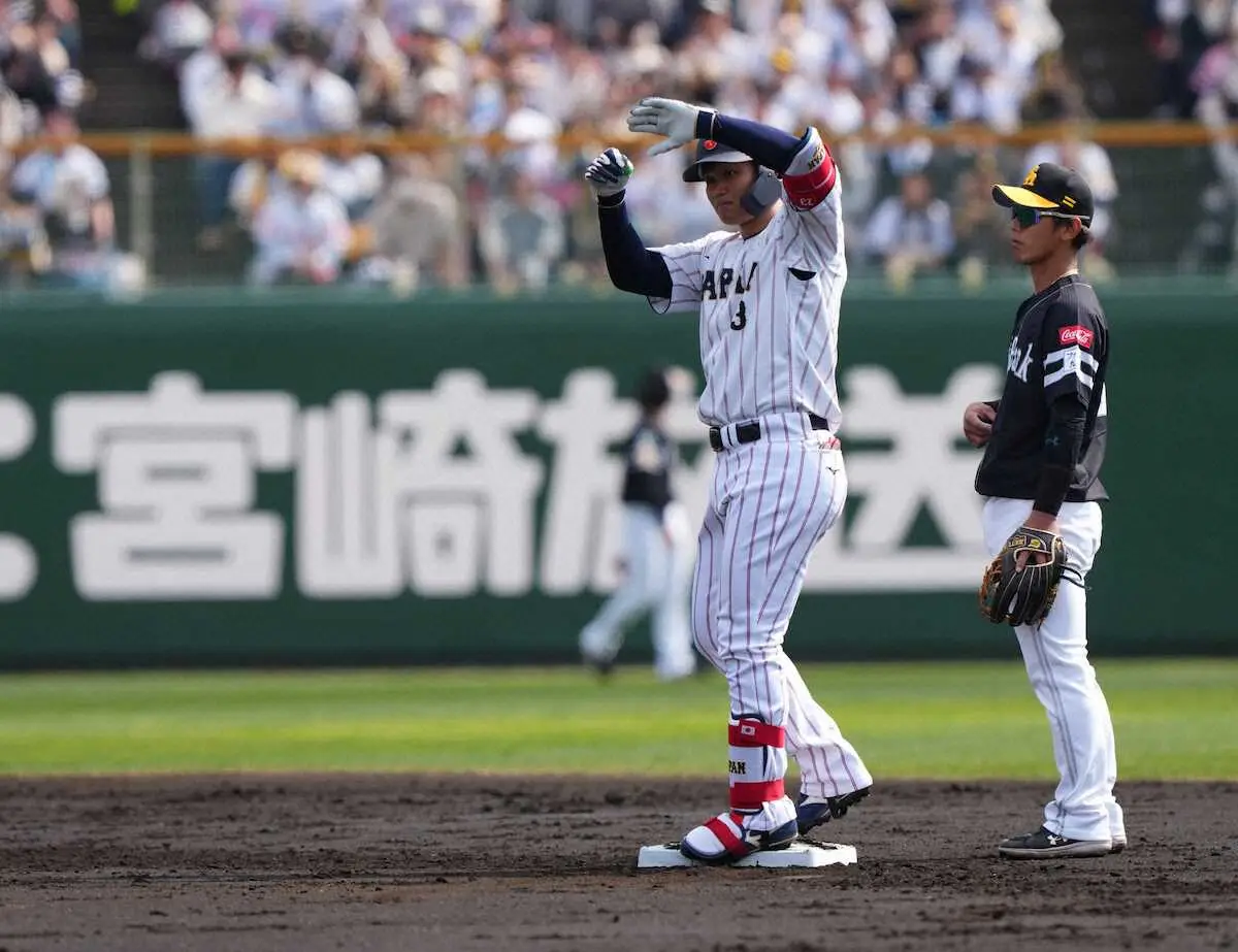 【画像・写真】【壮行試合】侍ジャパン4番の佐藤輝明　チーム初得点呼ぶ同点の二塁内野安打！森下も左翼線2点二塁打