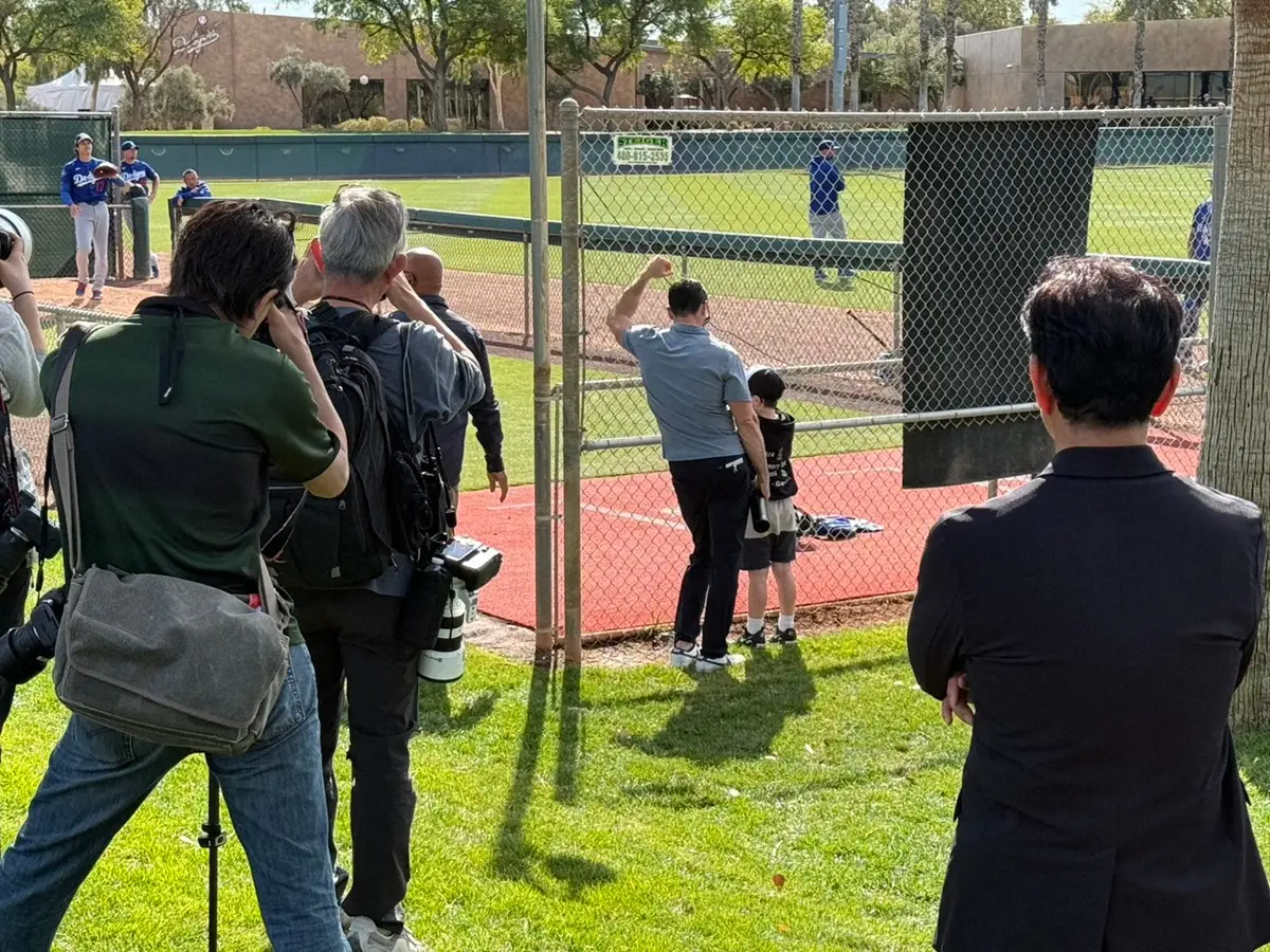 【画像・写真】大谷のブルペンを見守る栗山英樹CBO（手前右端＝背中）＝撮影・柳原　直之
