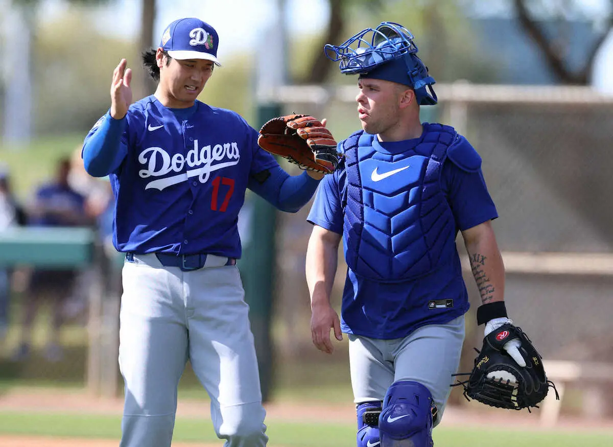 【画像・写真】＜ドジャースキャンプ＞ライブBPを終え、ラッシング（左）と会話する大谷（撮影・須田　麻祐子）