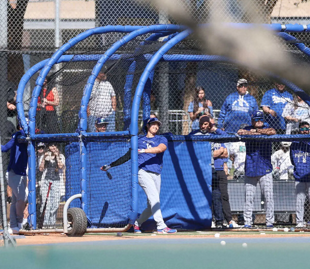 【画像・写真】＜ドジャースキャンプ＞屋外フリー打撃を行なった大谷が笑顔を見せる場面も（撮影・須田　麻祐子）