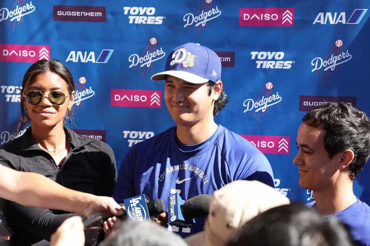 【画像・写真】練習後に取材に応じる大谷（撮影・須田　麻祐子）