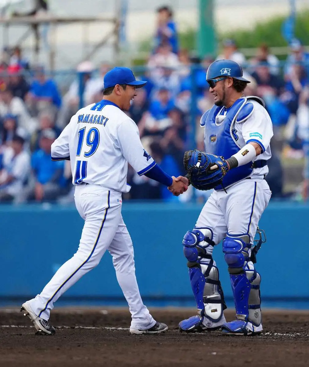 【画像・写真】DeNA・山崎　守護神再奪取へ完璧締め！「特別で大事にしてきた」9回に登場、1回零封