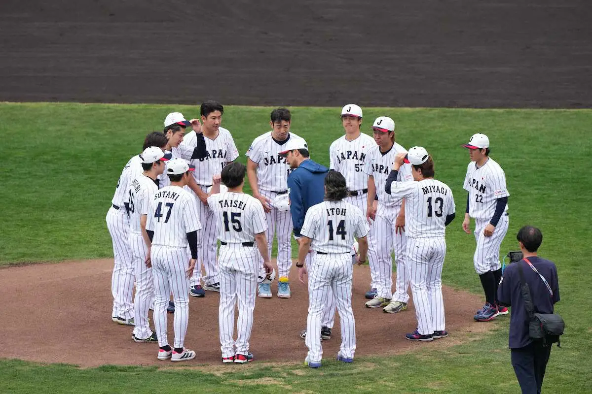 【画像・写真】【侍ジャパン】ダルビッシュが熱きエール「井端監督を胴上げしてる姿を見たい」最終日、ナインと記念撮影も