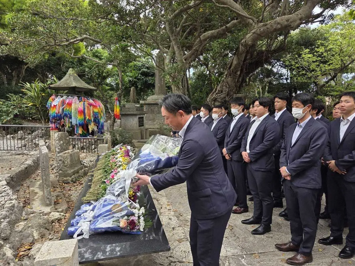 【画像・写真】三菱重工West　沖縄県糸満市の「ひめゆりの塔」で献花　27日から同市で春季キャンプを開催