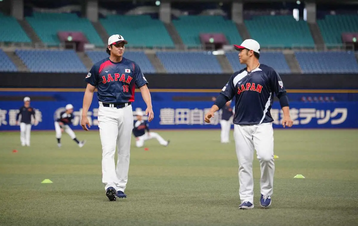【画像・写真】＜侍ジャパン練習＞近藤（右）と話する大谷（撮影・木村　揚輔）