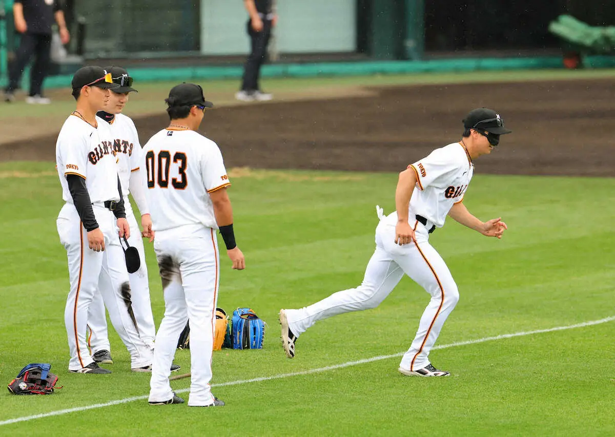 【画像・写真】巨人　目隠し走りで外野の目光らせる　蛇行防止＆距離感確認へアイマスク着用で珍トレ