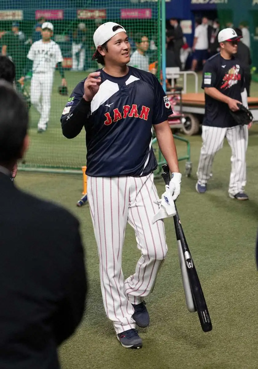 【画像・写真】【侍ジャパン】大谷翔平、佐藤輝の特大先制弾にニッコリ　打球見届け右手上げて歓喜
