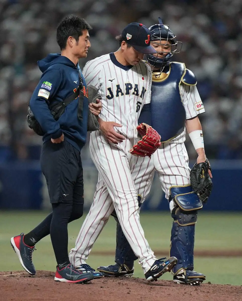 【画像・写真】【侍ジャパン】大勢　9回にわずか13球で緊急降板　右足伸ばし顔しかめる　リリーフ陣またアクシデントか
