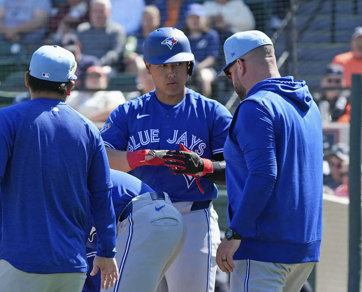 【画像・写真】ブルージェイズ・岡本　右手甲に死球も…第2打席で123メートル大飛球