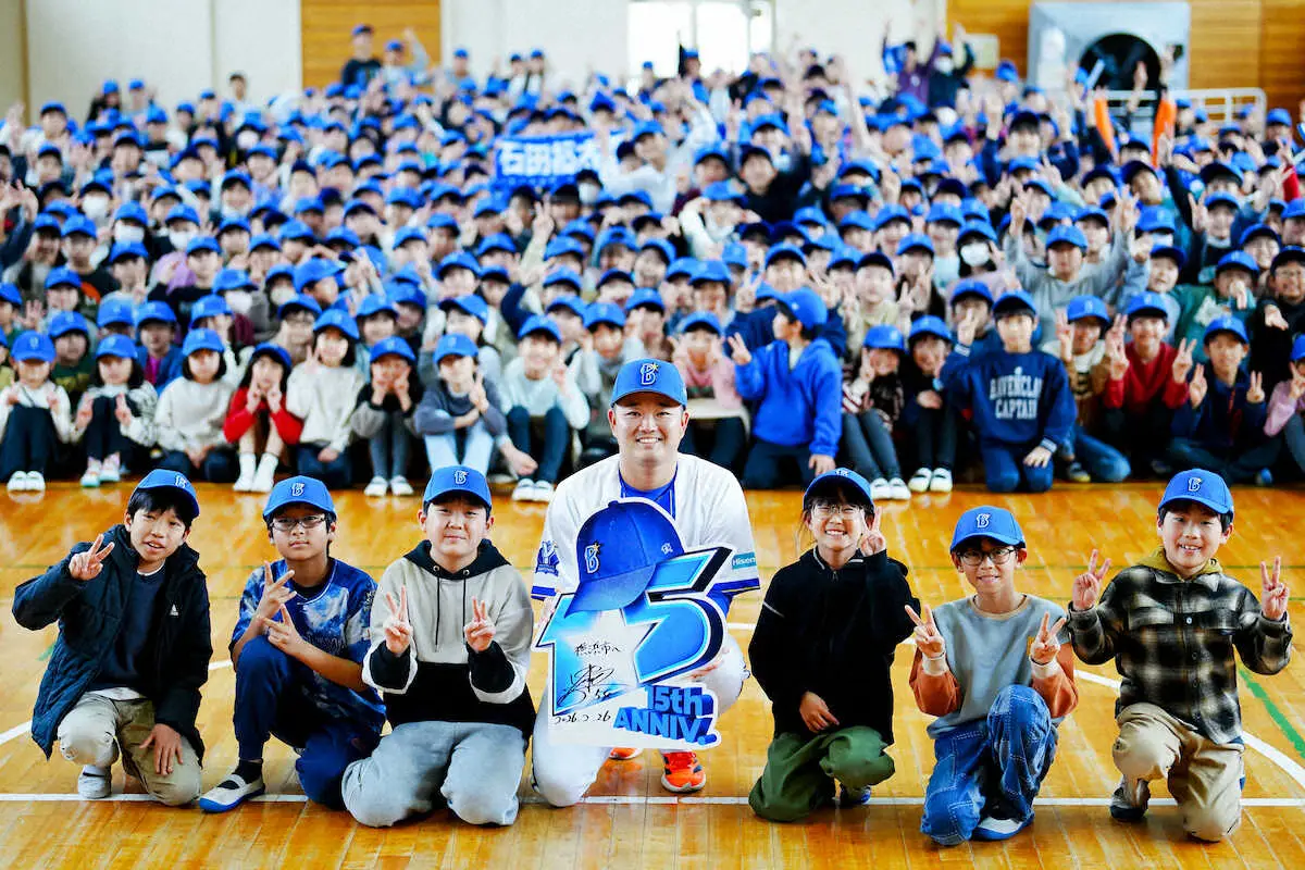 【画像・写真】DeNA・石田裕　母校後輩に「夢や希望を与えられれば」　球団15周年記念帽子贈る