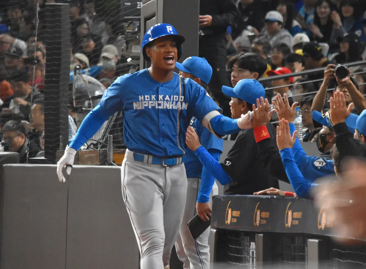 【画像・写真】＜台湾・日本ハム＞５回に２ランを放った万波　（撮影・清藤　駿太）
