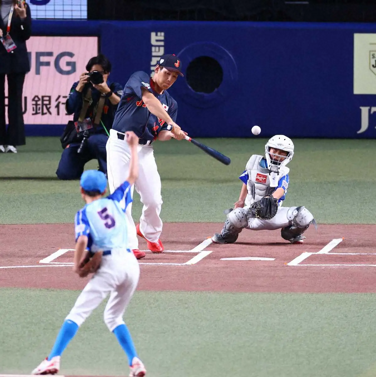 【画像・写真】侍・吉田正尚の“神対応”に反響！小学生バッテリーの始球式に打者で登場→お宝プレゼントに場内拍手