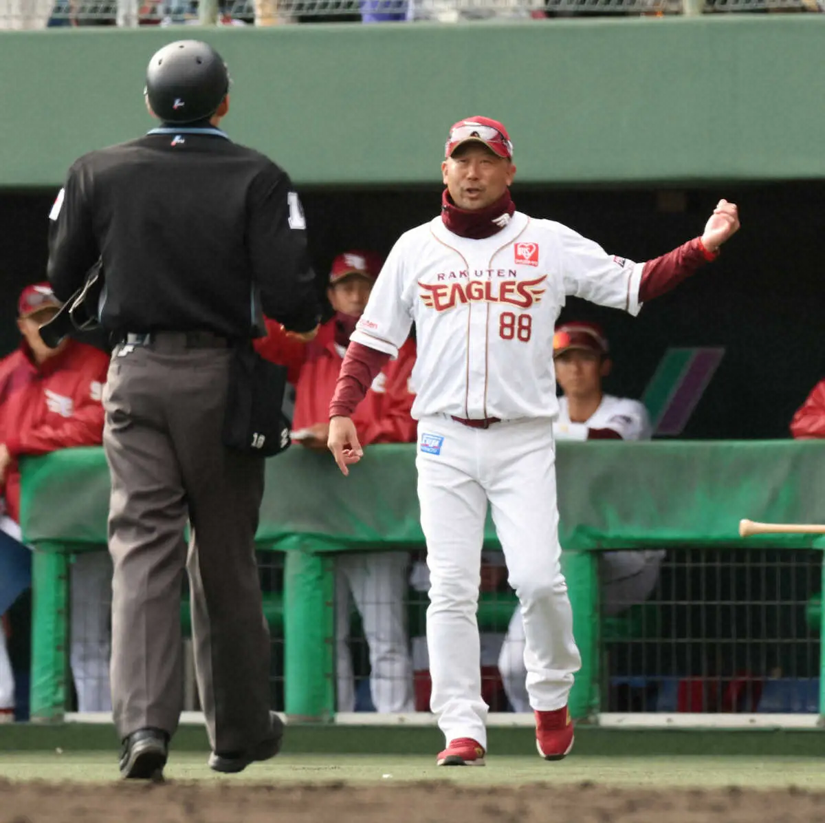 【画像・写真】【隠しマイク】DeNA・三浦大輔アンバサダー　自身の手形に手を当て「ピッタリでしたよ」