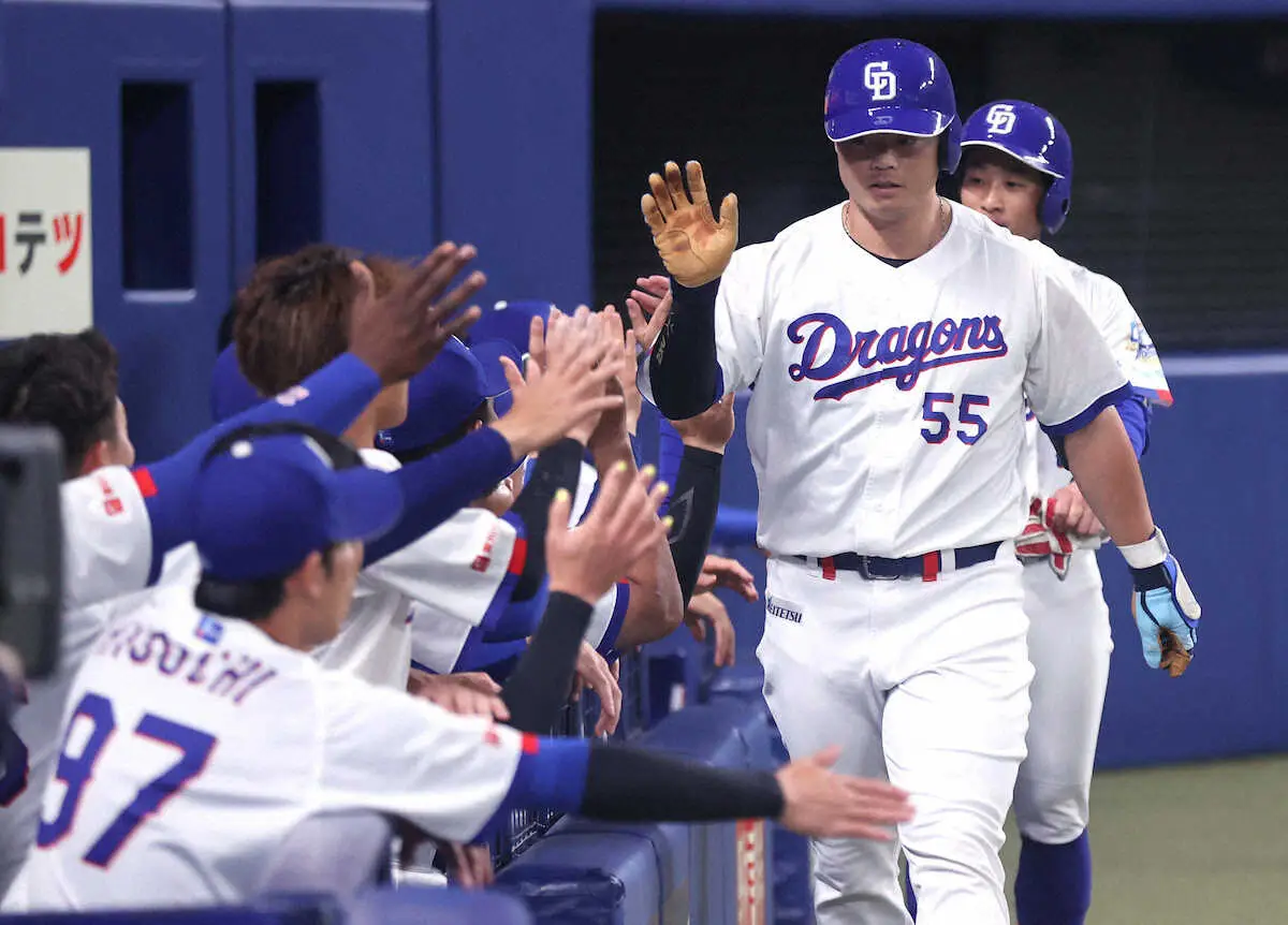 【画像・写真】中日　4番・細川が2試合連続アーチ　侍ジャパン戦に続いてDeNA・東から一発　「継続していきたい」
