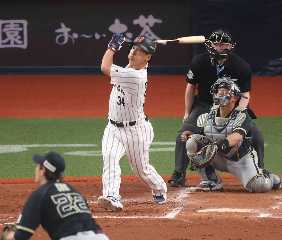 【画像・写真】吉田正尚がMLB侍1号！5回に沈黙破るチーム初安打の特大弾　26年版侍ポーズ？“お茶たてポーズ”披露