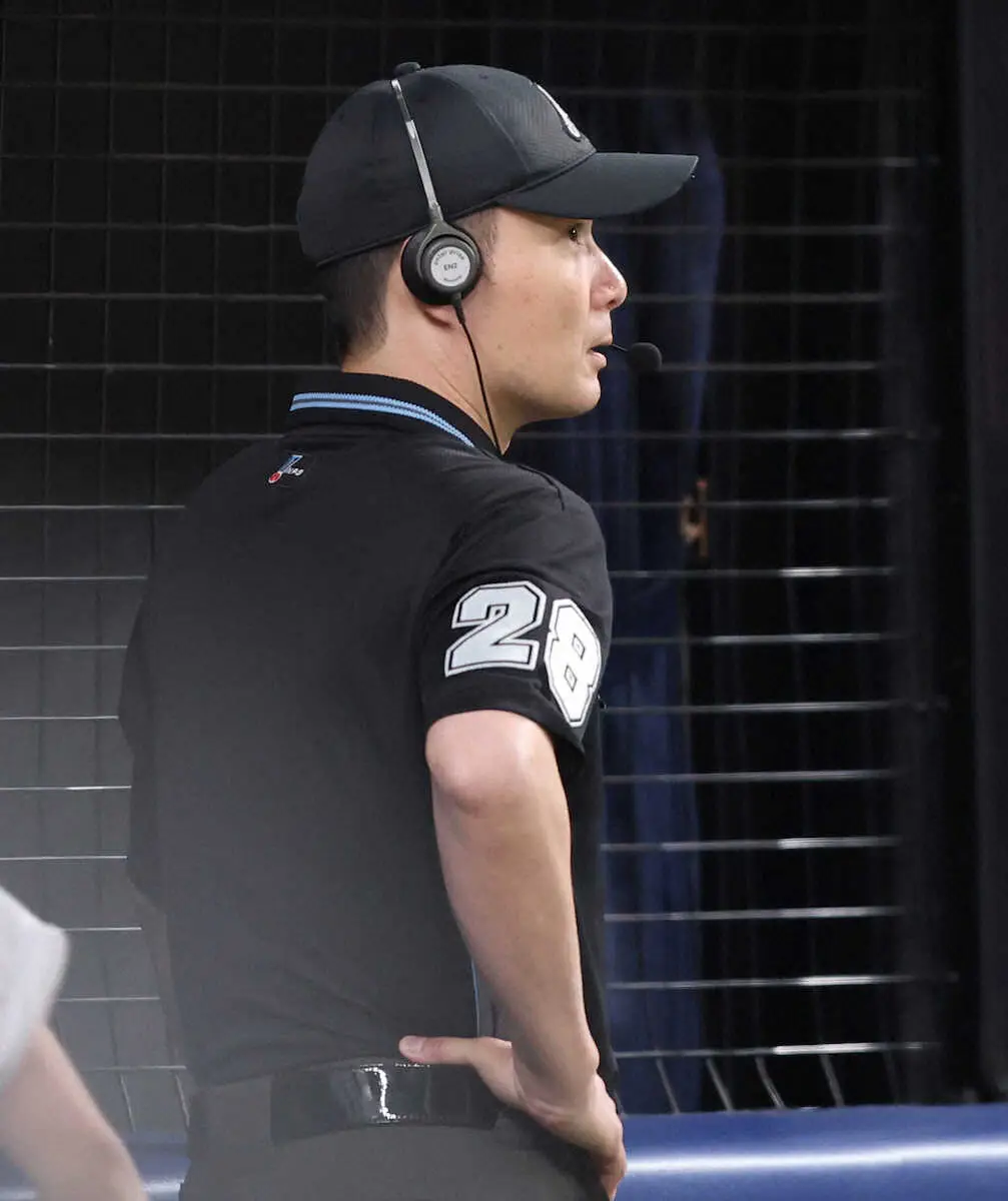 【画像・写真】映像センター初適用　中日・井上監督のリクエストを確認、判定覆らず