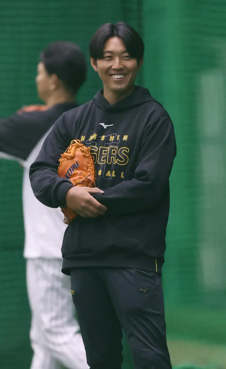 【画像・写真】【WBC】ブラジル代表の阪神・伊藤ヴィットル通訳が背番号1のユニ姿披露「アメリカのグラウンドは硬い」