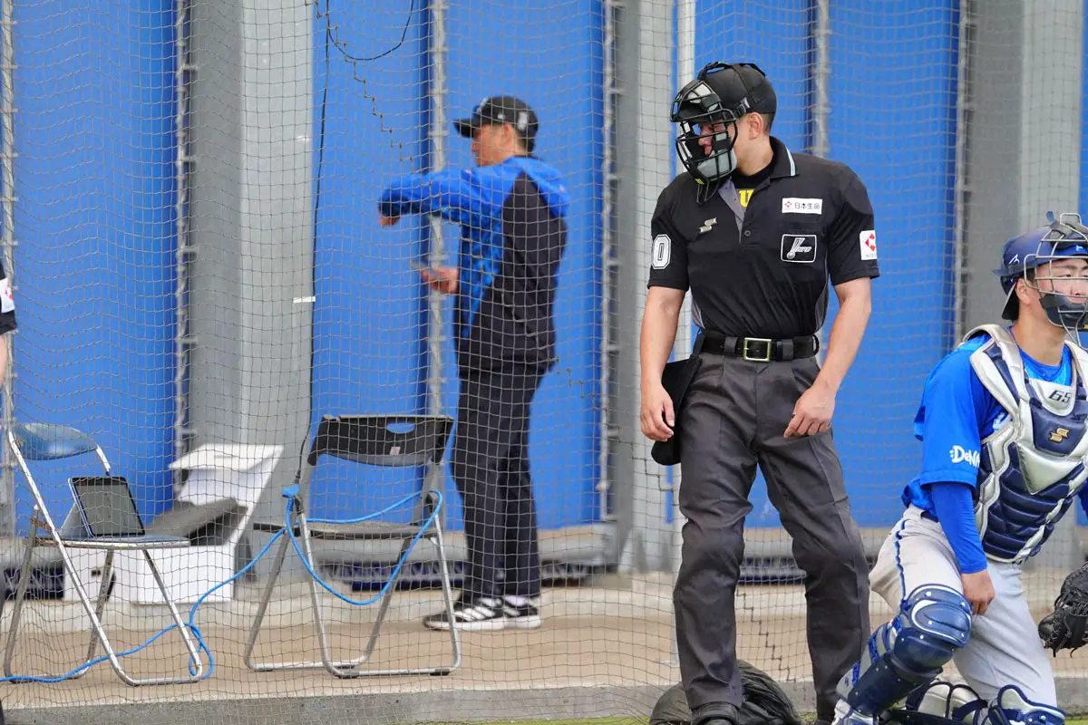 DeNAキャンプ＞ブルペンでモニターを見る川村育成審判員 - スポニチ 